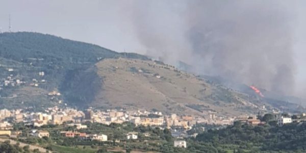 Alcamo, brucia Monte Bonifato: le fiamme lambiscono zone abitate