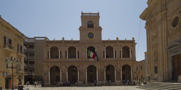 Allarme violenze a Marsala, il sindaco convoca un'assemblea. Ma in tanti protestano: «Non c'è sicurezza»