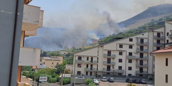 Altofonte tra fuoco e solidarietà: le chiese offrono cibo e riparo