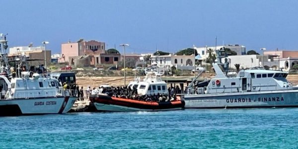 Altri cinque sbarchi a Lampedusa, potenziati i trasferimenti dall’hotspot sovraffollato