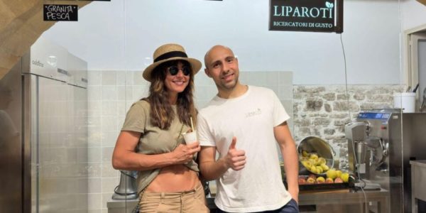 Ambra Angiolini a Erice tra vacanza e lavoro, tour con il compagno Andrea Bosca