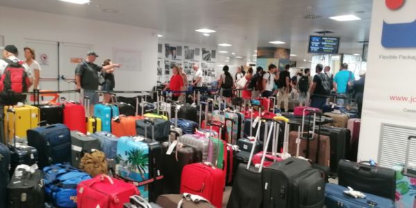 Ancora caos bagagli all'aeroporto di Palermo, centinaia di valigie e trolley in cerca di proprietario