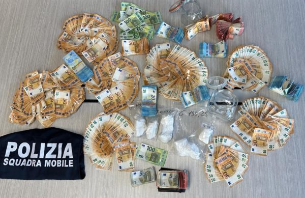 Nasconde mezzo chilo di cocaina: a tradirlo il via vai in cantina: arrestato