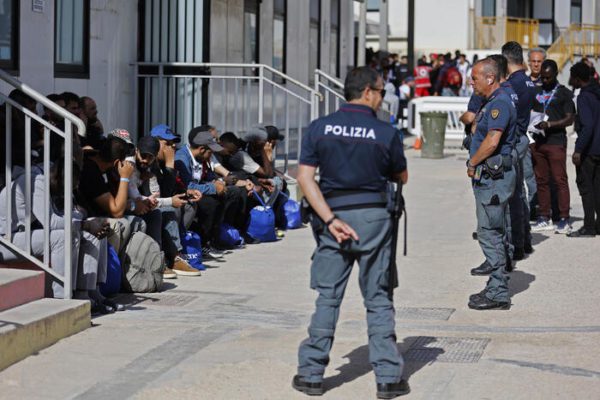 Migranti: giornalisti e operatori Rai aggrediti a Lampedusa
