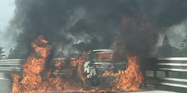 Auto prende fuoco sulla Siracusa-Gela: lunghe code allo svincolo di Noto