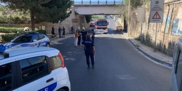 Bagheria, un tir fa cadere calcinacci nel sottopasso ferroviario di via Bagnera: traffico limitato e disagi