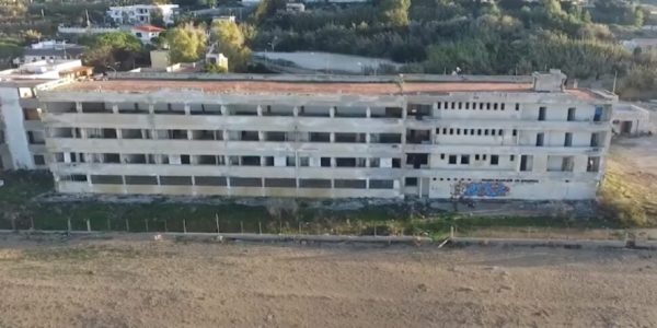 Balestrate, tutto da rifare per trasformare in albergo l'ecomostro sul mare dell'ex colonia