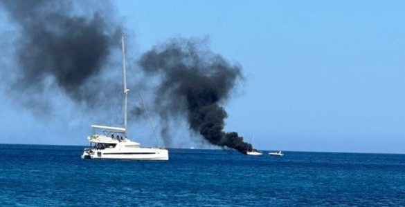 Barca a vela a fuoco, paura a Makari: un ferito