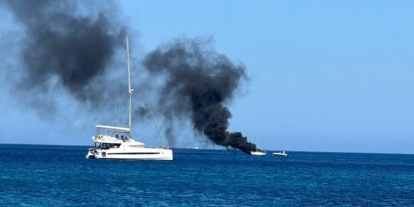 Barca a vela a fuoco, paura a Makari: un ferito