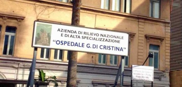 Restano gravi le condizioni della bimba caduta dal balcone a Palermo. L’aggressione dei parenti avrebbe ritardato i soccorsi