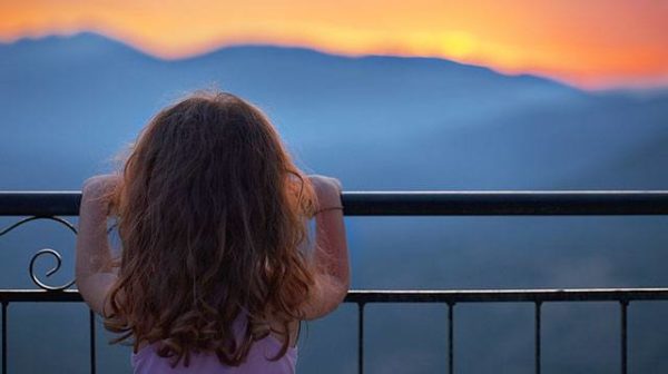 Bimba di 4 anni cade dal balcone di casa a Mazara del Vallo: è in gravi condizioni