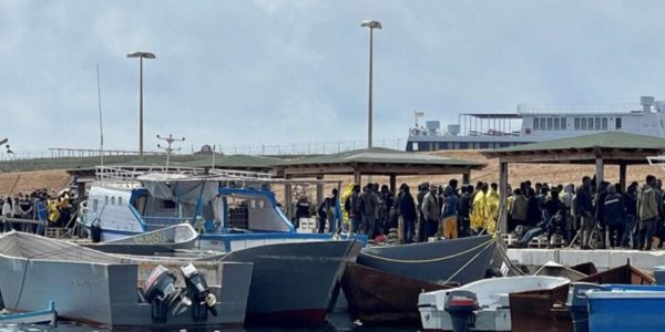 Bimbo di due anni cade in acqua al momento dello sbarco a Lampedusa, salvato