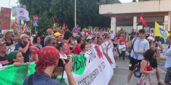 Borsellino, a Palermo il controcorteo in via D'Amelio accolto dagli applausi