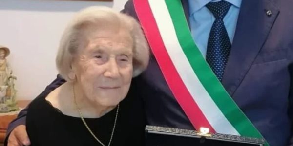 Caccamo: nonna Vita spegne 100 candeline, grande festa con i familiari