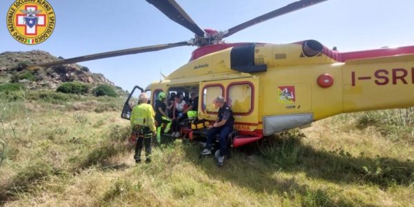 Cade tra i rovi all'alba e lancia l'allarme, turista salvata con l'elisoccorso ad Alicudi