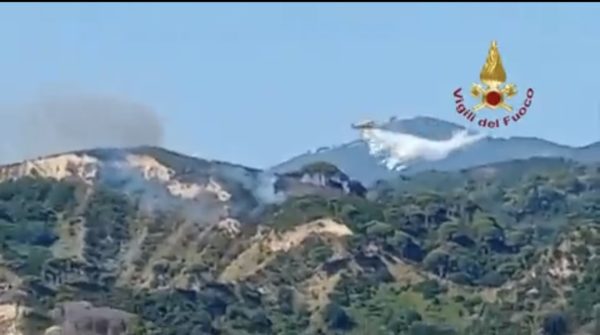 Caldo, brucia la vegetazione nel Messinese: canadair in azione