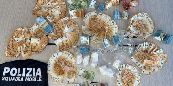 Caltanissetta, aveva mezzo chilo di cocaina e 75 mila euro in banconote: arrestato