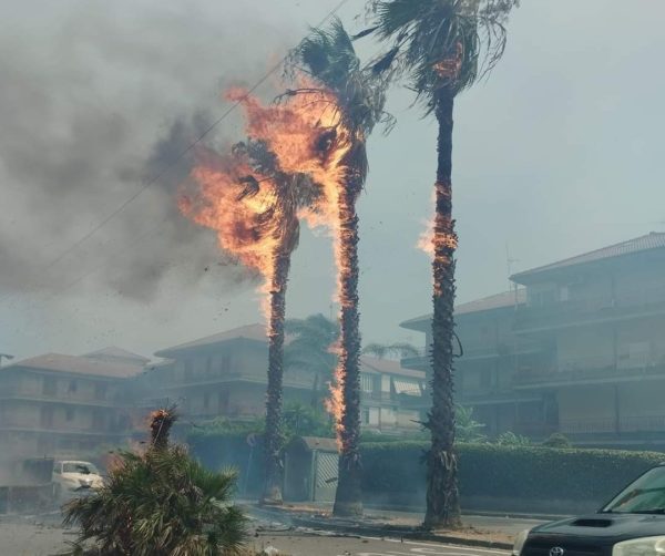 Catania e l’hinterland in fiamme: paura a San Nicolò, case e B&b evacuati