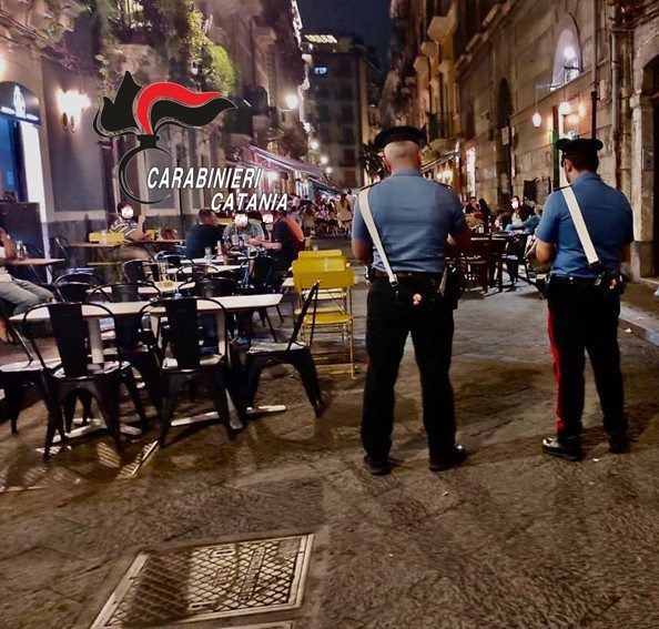 Catania, tavoli e sedie sul marcipiede senza autorizzazione: i carabinieri multano due paninari e un ristorante