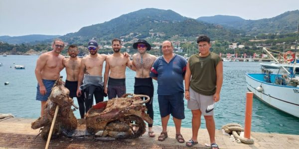 Cefalù, recuperato dai fondali uno scooter che inquinava la vecchia Marina