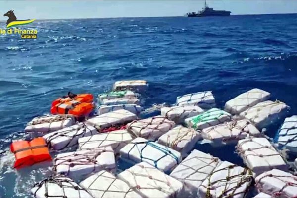 Cocaina ripescata in mare a Lampedusa, scarcerati 11 fermati