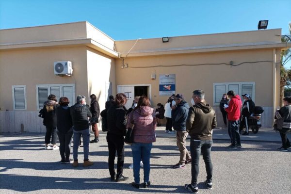 Consigliera comunale incinta di 8 mesi perde il bimbo: Lampedusa sotto shock, polemica sui soccorsi