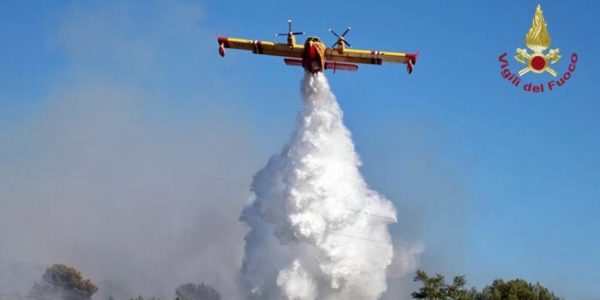 Bruciano le colline di Messina, in azione due Canadair