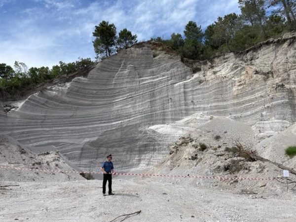 Estraevano pomice da cava Lipari, due indagati