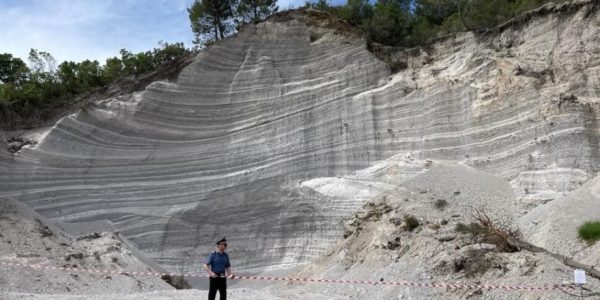 Estraevano illegalmente la pomice da una cava a Lipari, due denunciati