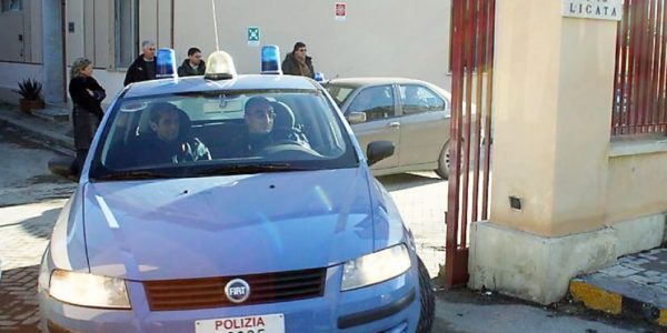 Chiedono un passaggio in auto e poi lo rapinano, a Licata caccia a due ragazze dell'Est