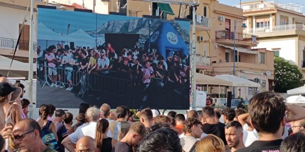 Entusiasmo per il Palermo: tifosi in festa a Mondello per le maglie