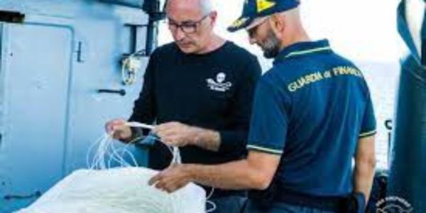 Eolie, operazione Siso contro la pesca illegale: recuperati 500 chilometri reti, ami e plastica