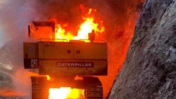 Dato alle fiamme l’escavatore di una ditta impegnata nel raddoppio ferroviario Catania-Palermo