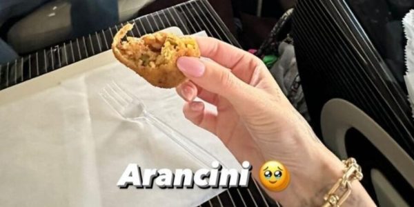 Ferragni, toccata e fuga a Palermo: «Che buoni gli arancini!», e si becca i rimbrotti dei fan