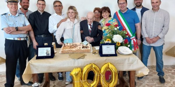 Festeggiati i 100 anni di nonno Santo, uno degli ultimi (g)iacatari (selcini) di Gangi