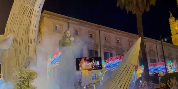 Festino, davanti alla Cattedrale viene svelato il volto della Santuzza - VIDEO