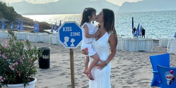 Ficarazzi, in spiaggia un angolo per i baci: nasce la kiss zone alla Crucicchia