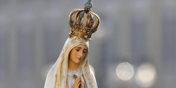 Floridia, cade la statua della Madonnina di Fatima: un devoto finisce in ospedale