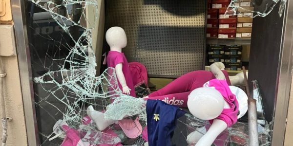 Furto con vetrina spaccata a Palermo: svuotato il magazzino di un negozio di abbigliamento sportivo