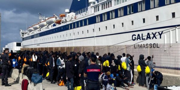 Giornalisti e operatori televisivi aggrediti a Lampedusa: parlate solo di migranti