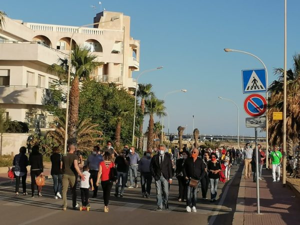 Molesta una giovane donna che corre sul lungomare di Marsala, fermato un nigeriano