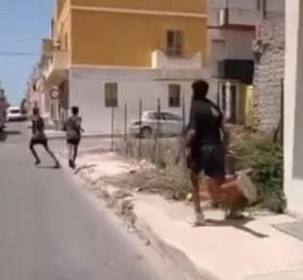 Migranti danneggiano auto e tentano furto, tensione a Lampedusa