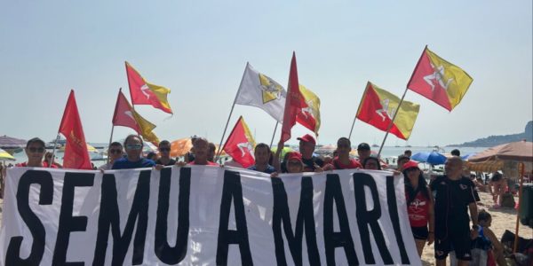 Protestano a Mondello i percettori del reddito di cittadinanza: «A mare siamo!»