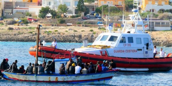 I pescatori di Lampedusa contro le navi taxi dei migranti, proclamata l'agitazione