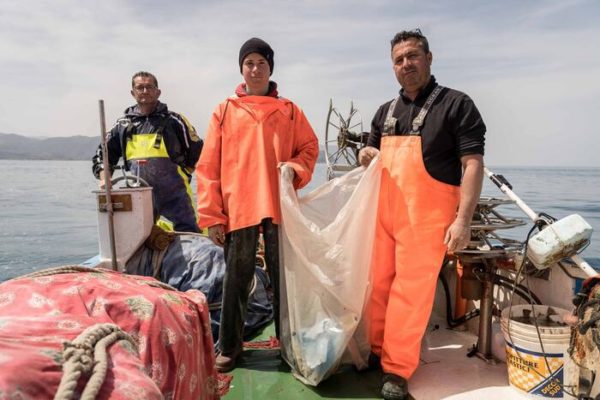 I pescatori puliscono i fondali nello stretto di Messina