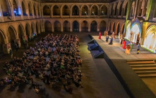 Il “Centro azione donna” e la sartoria per aiutare chi ha bisogno