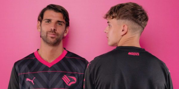 Il Palermo e la Puma presentano anche seconda e terza maglia: spunta una fascia azzurra in diagonale