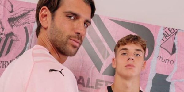 Il Palermo presenta la nuova maglia: una celebrazione del rosa