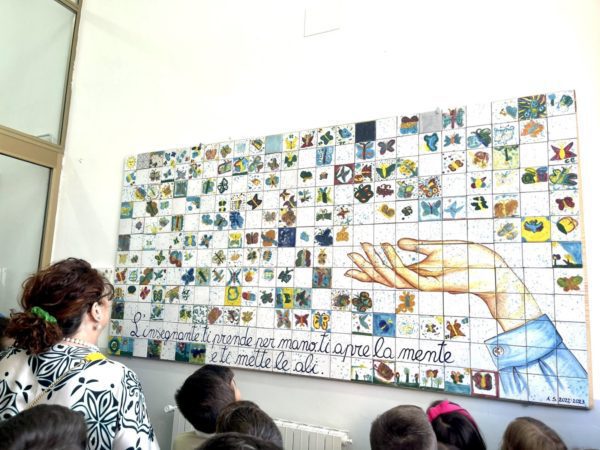 Il “battito di ali” dei bambini: murales realizzato con le ceramiche di Santo Stefano di Camastra