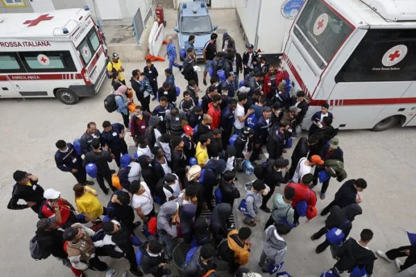 Migranti: hotspot Lampedusa pieno nonostante trasferimenti